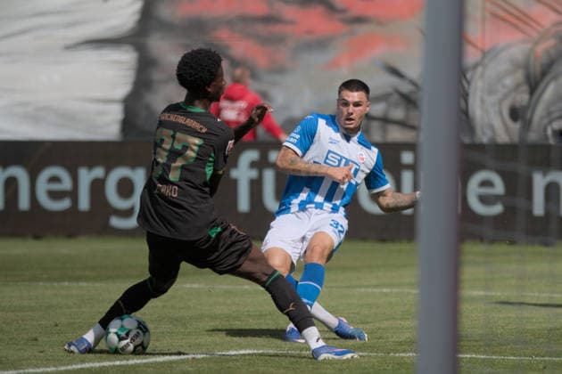 01.08.2026 Fußball Herren 2026 2027 Testspiel FC Hansa Rostock - VfL Borussia Mönchengladbach Ostseestadion Rostock Dillon Berko (Mönchengladbach, 37, schwarz) blockt einen Schuss von Niklas Kölle (Rostock, 32, blau). Rostock Mecklenburg-Vorpommern Deutschland *** August 1, 2026 Men s Soccer 2026–2027 Friendly Match FC Hansa Rostock vs. VfL Borussia Mönchengladbach Ostseestadion, Rostock Dillon Berko (Mönchengladbach), 37, in black, blocks a shot by Niklas Kölle, Rostock, 32, in blue, Rostock, Mecklenburg-Western Pomerania, Germany