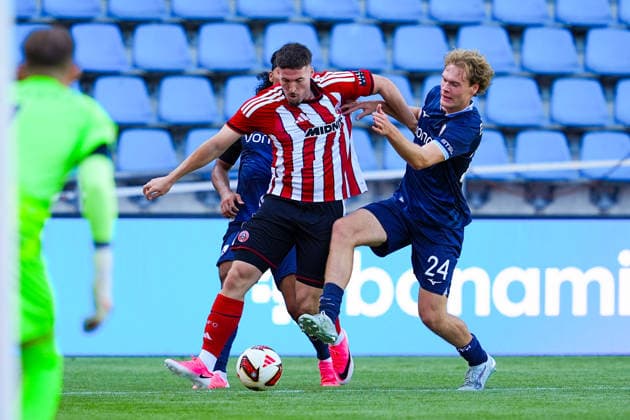 01.08.2026, xydrx, Fußball, Testspiel, VfL Bochum - Sheffield United FC, Saison 2026 2027, Vonovia Ruhrstadion: Yigit Karademir (VfL Bochum, 4) und Mats Pannewig (VfL Bochum, 24) im Zweikampf gegen Matthew Davies (Sheffield United, 2) DFB regulations prohibit any use of photographs as image sequences and or quasi-video. *** August 1, 2026, xydrx, Soccer, Friendly Match, VfL Bochum vs. Sheffield United FC, 2026–2027 Season, Vonovia Ruhrstadion: Yigit Karademir (VfL Bochum, No. 4) and Mats Pannewig (VfL Bochum, No. 24) in a tackle against Matthew Davies (Sheffield United, No. 2). DFB regulations prohibit any use of photographs as image sequences and or quasi-video. Copyright: HMBxMedia YannisxDreimann