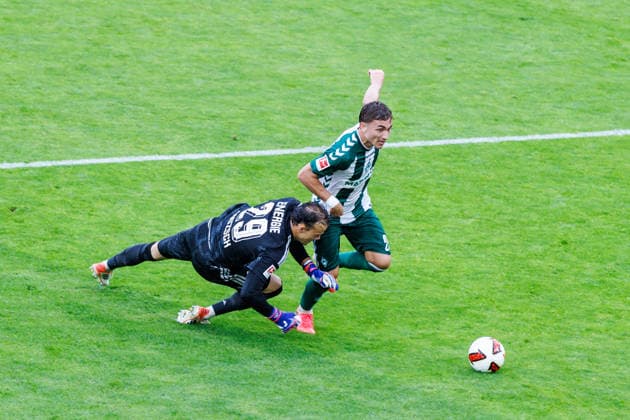 01.08.2026, GER, Testspiel, Saison 2026 2027), FC Energie Cottbus - SV Werder Bremen. Chuki (SV Werder Bremen 20) im Zweikampf gegen Kevin Kratzsch (FC Energie Cottbus 29) zum 2:4 Cottbus Stadion der Freundschaft Brandenburg Deutschland *** August 1, 2026, GER, Friendly Match, 2026–2027 Season, FC Energie Cottbus vs. SV Werder Bremen; Chuki (SV Werder Bremen 20) in a tackle against Kevin Kratzsch (FC Energie Cottbus 29); Final Score: 2–4; Cottbus Stadion der Freundschaft, Brandenburg, Germany Copyright: xnordphotoxGmbHx xTrienitzx