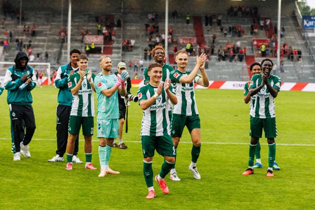 01.08.2026, GER, Testspiel, Saison 2026 2027), FC Energie Cottbus - SV Werder Bremen. Chuki (SV Werder Bremen 20) bedankt sich bei den Fans mit dem Team Cottbus Stadion der Freundschaft Brandenburg Deutschland *** August 1, 2026, GER, Friendly Match, 2026–2027 Season, FC Energie Cottbus vs. SV Werder Bremen; Chuki of SV Werder Bremen thanks the fans along with the Cottbus team at the Stadion der Freundschaft in Brandenburg, Germany Copyright: xnordphotoxGmbHx xTrienitzx