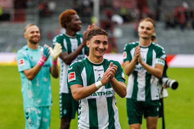 01.08.2026, GER, Testspiel, Saison 2026 2027), FC Energie Cottbus - SV Werder Bremen. Chuki (SV Werder Bremen 20) bedankt sich bei den Fans Cottbus Stadion der Freundschaft Brandenburg Deutschland *** August 1, 2026, GER, Friendly Match, 2026–2027 Season, FC Energie Cottbus vs. SV Werder Bremen; Chuki of SV Werder Bremen thanks the fans at Cottbus s Stadion der Freundschaft in Brandenburg, Germany Copyright: xnordphotoxGmbHx xTrienitzx