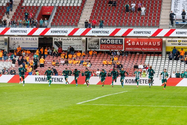 01.08.2026, GER, Testspiel, Saison 2026 2027), FC Energie Cottbus - SV Werder Bremen. Sprint vom Team SV Werder Bremen nach dem Spiel Cottbus Stadion der Freundschaft Brandenburg Deutschland *** August 1, 2026, GER, Friendly Match, 2026–2027 Season, FC Energie Cottbus vs. SV Werder Bremen; SV Werder Bremen players sprinting after the game at Cottbus Stadion der Freundschaft, Brandenburg, Germany Copyright: xnordphotoxGmbHx xTrienitzx
