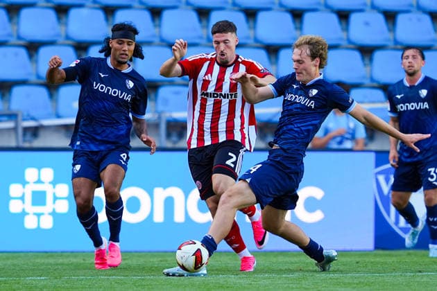 01.08.2026, xydrx, Fußball, Testspiel, VfL Bochum - Sheffield United FC, Saison 2026 2027, Vonovia Ruhrstadion: Yigit Karademir (VfL Bochum, 4) und Mats Pannewig (VfL Bochum, 24) im Zweikampf gegen Matthew Davies (Sheffield United, 2) DFB regulations prohibit any use of photographs as image sequences and or quasi-video. *** August 1, 2026, xydrx, Soccer, Friendly Match, VfL Bochum vs. Sheffield United FC, 2026–2027 Season, Vonovia Ruhrstadion: Yigit Karademir (VfL Bochum, No. 4) and Mats Pannewig (VfL Bochum, No. 24) in a tackle against Matthew Davies (Sheffield United, No. 2). DFB regulations prohibit any use of photographs as image sequences and or quasi-video. Copyright: HMBxMedia YannisxDreimann
