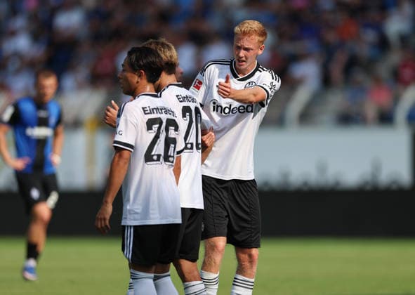 01.08.2026, Fussball Testspiel, SV Waldhof Mannheim - Eintracht Frankfurt, emspor, bespor, sespor, v.l., Hugo Larsson (Eintracht Frankfurt) gibt Anweisungen, gestikuliert, mit den Armen gestikulieren, gives instructions, gesticulate DFL DFB REGULATIONS PROHIBIT ANY USE OF PHOTOGRAPHS AS IMAGE SEQUENCES AND OR QUASI-VIDEO. xdcx *** August 1, 2026, Soccer Friendly Match, SV Waldhof Mannheim vs. Eintracht Frankfurt, emspor, bespor, sespor, v l , Hugo Larsson of Eintracht Frankfurt gives instructions, gesticulates, waves his arms, gives instructions, gesticulates. DFL and DFB regulations prohibit any use of photographs as image sequences and or quasi-video. xdcx Copyright: HMBxMedia Claus