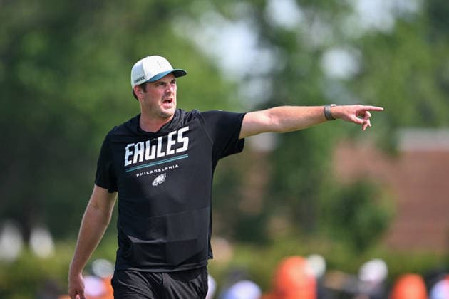 PHILADELPHIA, PA - AUGUST 01: Philadelphia Eagles offensive coordinator Sean Mannion calls a play during the Philadelphia Eagles training camp on August 1st, 2026 at Jefferson Health Training Complex in Philadelphia, PA. (Photo by Terence Lewis Icon Sportswire) NFL, American Football Herren, USA AUG 01 Eagles Training Camp EDITORIAL USE ONLY Icon260801002