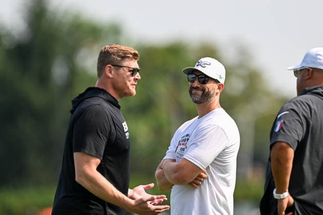 PHILADELPHIA, PA - AUGUST 01: Philadelphia Eagles offensive line coach Chris Kuper speaks with Philadelphia Eagles head coach Nick Sirianni during the Philadelphia Eagles training camp on August 1st, 2026 at Jefferson Health Training Complex in Philadelphia, PA. (Photo by Terence Lewis Icon Sportswire) NFL, American Football Herren, USA AUG 01 Eagles Training Camp EDITORIAL USE ONLY Icon260801009
