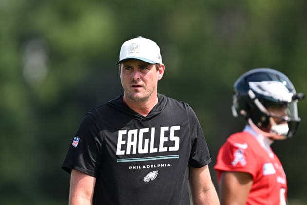 PHILADELPHIA, PA - AUGUST 01: Philadelphia Eagles offensive coordinator Sean Mannion looks on during the Philadelphia Eagles training camp on August 1st, 2026 at Jefferson Health Training Complex in Philadelphia, PA. (Photo by Terence Lewis Icon Sportswire) NFL, American Football Herren, USA AUG 01 Eagles Training Camp EDITORIAL USE ONLY Icon260801014