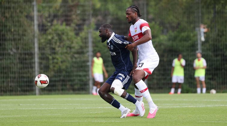 2026.08.01, Deutschland, Stuttgart, Fußball VfB Stuttgart vs. Paris FC, v.l. Lassine Sinayoko (Paris), Dan-Axel Zagadou (VfB) *** August 1, 2026, Germany, Stuttgart, Soccer: VfB Stuttgart vs. Paris FC; from left: Lassine Sinayoko (Paris), Dan Axel Zagadou (VfB)