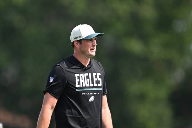 PHILADELPHIA, PA - AUGUST 01: Philadelphia Eagles offensive coordinator Sean Mannion looks on during the Philadelphia Eagles training camp on August 1st, 2026 at Jefferson Health Training Complex in Philadelphia, PA. (Photo by Terence Lewis Icon Sportswire) NFL, American Football Herren, USA AUG 01 Eagles Training Camp EDITORIAL USE ONLY Icon260801016