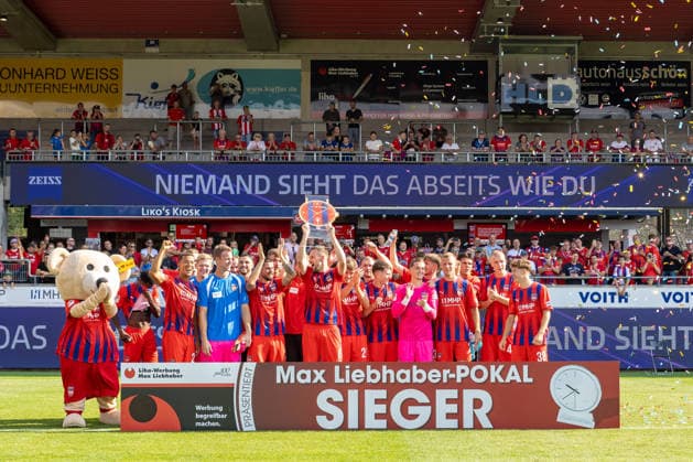Kapitaen Patrick Mainka (1.FC Heidenheim, 06) streckt den Pokal in die Hoeher Emotionen Jubel Feier Team Konfetti, GER, 1. FC Heidenheim vs. FC Ingolstadt, Fußball, Max-Liebhaber-Pokal, 2026 2027, 01.08.2026, DFL DFB REGULATIONS PROHIBIT ANY USE OF PHOTOGRAPHS AS IMAGE SEQUENCES AND OR QUASI-VIDEO, GER, 1. FC Heidenheim vs. FC Ingolstadt, Fußball, Max-Liebhaber-Pokal, 2026 2027, 01.08.2026 Heidenheim *** Captain Patrick Mainka of 1. FC Heidenheim, 06, raises the trophy high; emotions, cheering, celebration, team, confetti, GER, 1. FC Heidenheim vs. FC Ingolstadt, soccer, Max Liebhaber Cup, 2026–2027, August 1, 2026, DFL and DFB regulations prohibit any use of photographs as image sequences and or quasi-video, GER, 1 FC Heidenheim vs. FC Ingolstadt, Soccer, Max Liebhaber Cup, 2026–2027, August 1, 2026, Heidenheim Copyright: xEibner-Pressefoto JanixPlessx EP_JPL