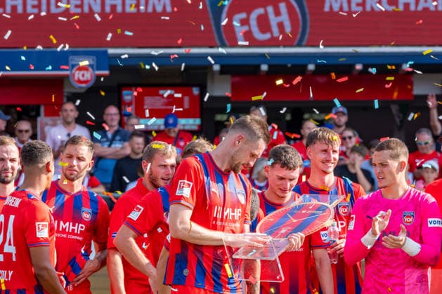 Testspiel: 1. FC Heidenheim 1846 vs. FC Ingolstadt 04; 01.08.2026 Heidenheim, GERMANY - 01. August 2027: Patrick Mainka (1. FC Heidenheim 1846, 6) mit dem Pokal des 14. Max Liebhaber-Pokal zwischen dem 1. FC Heidenheim 1846 e.V. und dem FC Ingolstadt 04 in der Voith-Arena. *** Friendly Match: 1 FC Heidenheim 1846 vs. FC Ingolstadt 04, August 1, 2026, Heidenheim, GERMANY August 1, 2027 Patrick Mainka 1 FC Heidenheim 1846, 6 with the trophy from the 14th Max Liebhaber Cup between 1 FC Heidenheim 1846 e.V. and FC Ingolstadt 04 at the Voith Arena Copyright: xBEAUTIFULxSPORTS Steinx