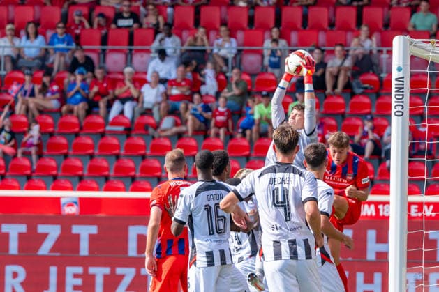 Testspiel: 1. FC Heidenheim 1846 vs. FC Ingolstadt 04; 01.08.2026 Heidenheim, GERMANY - 01. August 2027: Markus Ponath (FC Ingolstadt 04, 1) fängt den Ball während dem Spiel des 14. Max Liebhaber-Pokal zwischen dem 1. FC Heidenheim 1846 e.V. und dem FC Ingolstadt 04 in der Voith-Arena. *** Friendly Match: 1 FC Heidenheim 1846 vs. FC Ingolstadt 04, August 1, 2026, Heidenheim, GERMANY August 1, 2027 Markus Ponath of FC Ingolstadt 04, No. 1, catches the ball during the 14th Max Liebhaber Cup match between 1 FC Heidenheim 1846 e.V. and FC Ingolstadt 04 at the Voith Arena Copyright: xBEAUTIFULxSPORTS Steinx