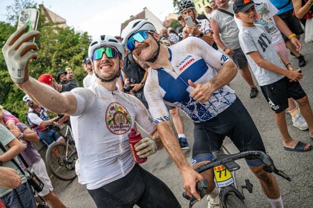 Finnish Formula 1 driver Valtteri Bottas (right) at a World Cycling Series race in the gravel discipline, Hlinsko, Chrudim district, Pardubice Region, August 1st, 2026. (CTKxPhoto DavidxTanecek) CTKPhotoP2026080103707  CTKPhotoP2026080103707