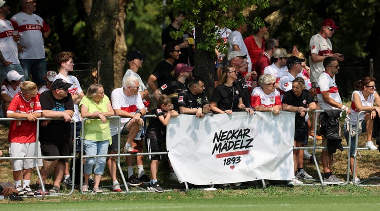 2026.08.01, Deutschland, Stuttgart, Fußball VfB Stuttgart vs. Paris FC, Feature Zuschauer mit Plakat Neckar Mädelz *** August 1, 2026, Germany, Stuttgart, Soccer: VfB Stuttgart vs. Paris FC, Feature: Spectators holding a Neckar Mädelz sign