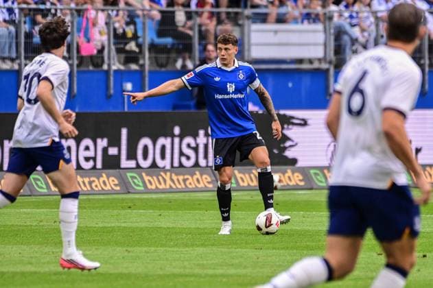 Kapitän Nicolai Remberg ( HSV ) 30 Hayden Hackney ( Everton ) Deutschland , Hamburg , Volksparkstadion , Fussball , 1. Bundesliga , Hamburger SV - FC Everton *** Captain Nicolai Remberg HSV 30 Hayden Hackney Everton Germany, Hamburg, Volksparkstadion, soccer, Bundesliga 1, Hamburger SV, Everton FC