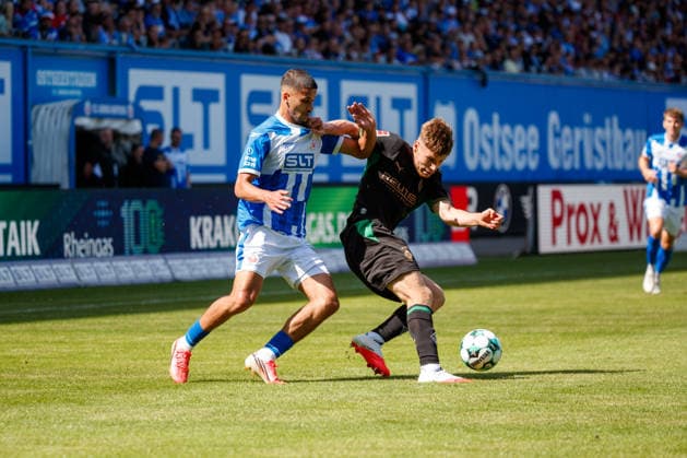 links Ouassim Karada (Rostock) gegen Lukas Ullrich (Gladbach) ; GER, FC Hansa Rostock vs. Borussia Mönchengladbach, Fußball, Männer, Testspiel, Spielzeit 2026 2027, 01.08.2026 Rostock Ostseestadion Mecklenburg - Vorpommern Deutschland *** Left: Ouassim Karada (Rostock) vs. Lukas Ullrich (Gladbach), GER, FC Hansa Rostock vs. Borussia Mönchengladbach, Soccer, Men, Friendly, 2026–2027 Season, August 1, 2026, Rostock Ostseestadion, Mecklenburg-Western Pomerania, Germany