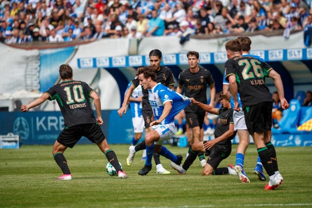 links Benno Dietze (Rostock) wird festgehalten von Wael Mohya (Gladbach) ; GER, FC Hansa Rostock vs. Borussia Mönchengladbach, Fußball, Männer, Testspiel, Spielzeit 2026 2027, 01.08.2026 Rostock Ostseestadion Mecklenburg - Vorpommern Deutschland *** On the left, Benno Dietze of Rostock is tackled by Wael Mohya of Gladbach (GER); FC Hansa Rostock vs. Borussia Mönchengladbach, soccer, men s, friendly match, 2026–2027 season, August 1, 2026, Rostock Ostseestadion, Mecklenburg-Western Pomerania, Germany