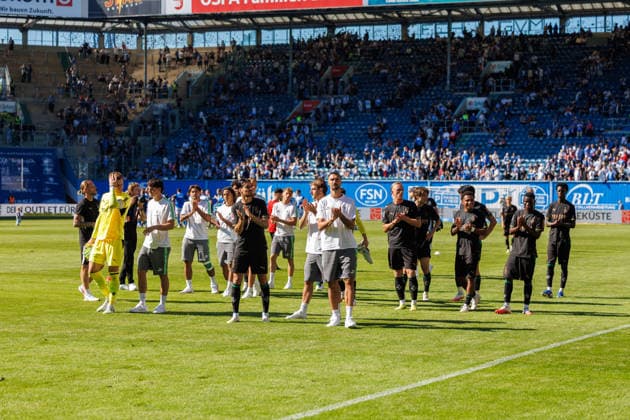 Gladbach Spieler bedanken sich hinterher bei ihren Fans; GER, FC Hansa Rostock vs. Borussia Mönchengladbach, Fußball, Männer, Testspiel, Spielzeit 2026 2027, 01.08.2026 Rostock Ostseestadion Mecklenburg - Vorpommern Deutschland *** Gladbach players thank their fans after the game GER, FC Hansa Rostock vs. Borussia Mönchengladbach, Soccer, Men, Friendly, 2026–2027 Season, August 1, 2026, Rostock Ostseestadion, Mecklenburg-Western Pomerania, Germany