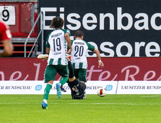 Fußball, Herren, Testspiel, Saison 2026 2027, FC Energie Cottbus - SV Werder Bremen, Chuki (Werder Bremen) erzielt das Tor zum 2:4 gegen Torhüter Kevin Kratzsch (Energie Cottbus), 01.08. 2026, *** Soccer, Men s, Friendly Match, 2026–2027 Season, FC Energie Cottbus vs. SV Werder Bremen, Chuki of Werder Bremen scores the goal to make it 2–4 past Energie Cottbus goalkeeper Kevin Kratzsch, August 1, 2026, Copyright: xSebastianxRäppold MatthiasxKochx