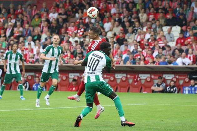 17 Julian Guttau (Energie Cottbus, hinten) im Kopfballduell mit 40 Hamouda Ramiz (Werder) Fussball Testspiel 2026 2027 FC Energie Cottbus - SV Werder Bremen *** 17 Julian Guttau, Energie Cottbus, in a header duel with 40 Hamouda Ramiz, Werder Bremen, in a soccer exhibition match, 2026–2027, FC Energie Cottbus vs. SV Werder Bremen