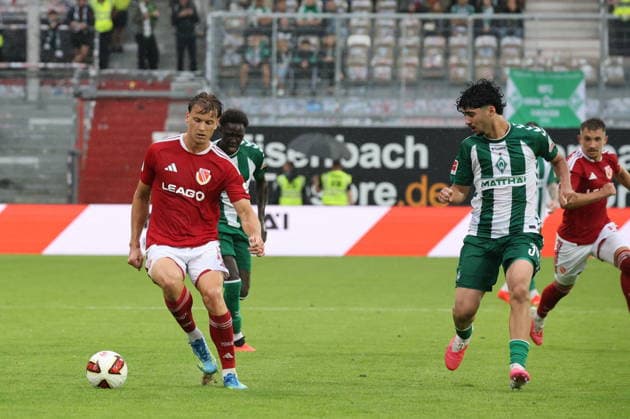 11 Moritz Hannemann (Energie Cottbus, l.) Fussball Testspiel 2026 2027 FC Energie Cottbus - SV Werder Bremen *** 11 Moritz Hannemann, Energie Cottbus, l Soccer Friendly Match 2026 2027 FC Energie Cottbus vs. SV Werder Bremen
