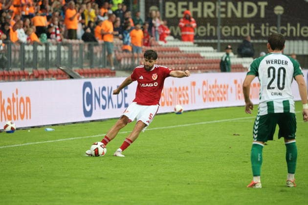 5 Dominik Pelivan (Energie Cottbus, l.) beim Freistoß Fussball Testspiel 2026 2027 FC Energie Cottbus - SV Werder Bremen *** 5 Dominik Pelivan, Energie Cottbus, taking a free kick in a soccer friendly match in 2026–2027 between FC Energie Cottbus and SV Werder Bremen