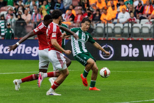01.08.2026, GER, Testspiel, Saison 2026 2027), FC Energie Cottbus - SV Werder Bremen. Patrice ÄaoviÄ‡ Patrice Covic (SV Werder Bremen 24) im Zweikampf gegen Dominik Pelivan (FC Energie Cottbus 5) Cottbus Stadion der Freundschaft Brandenburg Deutschland *** August 1, 2026, GER, Friendly Match, 2026–2027 Season, FC Energie Cottbus vs. SV Werder Bremen, Patrice ÄaoviÄ‡, Patrice Covic, SV Werder Bremen 24 in a tackle against Dominik Pelivan, FC Energie Cottbus 5, Cottbus Stadion der Freundschaft, Brandenburg, Germany Copyright: xnordphotoxGmbHx xTrienitzx