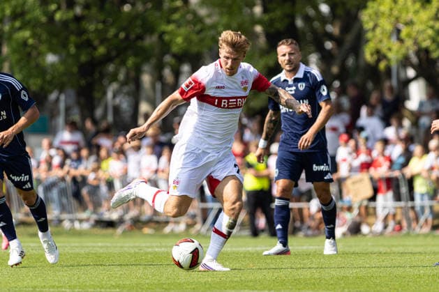 Deutschland: VfB Stuttgart vs Paris FC, Testspiel, Saison 2026 27, (Stuttgart): Finn Jeltsch, (VfB Stuttgart, 29) am Ball Stuttgart Trainingsgelände VfB Stuttgart Baden Württemberg Deutschland *** Germany: VfB Stuttgart vs. Paris FC, Friendly Match, 2026–27 Season, Stuttgart: Finn Jeltsch, VfB Stuttgart, 29, on the ball at the VfB Stuttgart training facility in Baden-Württemberg, Germany Copyright: xBenedictxChristx
