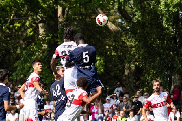 Deutschland: VfB Stuttgart vs Paris FC, Testspiel, Saison 2026 27, (Stuttgart): Dan Axel Zagadou, (VfB Stuttgart, 23) Kopfball zum 2:0 Tor Stuttgart Trainingsgelände VfB Stuttgart Baden Württemberg Deutschland *** Germany: VfB Stuttgart vs. Paris FC, Friendly Match, 2026–27 Season, Stuttgart; Dan Axel Zagadou, VfB Stuttgart, 23, scores the 2–0 goal with a header; VfB Stuttgart Training Facility, Baden-Württemberg, Germany Copyright: xBenedictxChristx