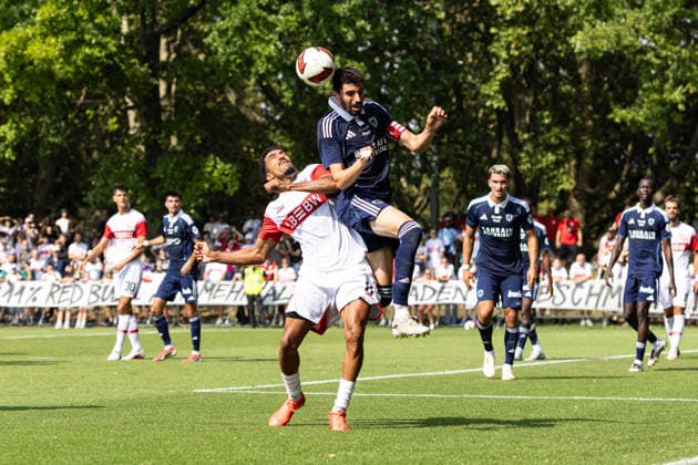 Deutschland: VfB Stuttgart vs Paris FC, Testspiel, Saison 2026 27, (Stuttgart): Tiago Tomas, (VfB Stuttgart, 8) im Zweikampf mit Jean Philippe Krasso, (Paris FC, 33) Stuttgart Trainingsgelände VfB Stuttgart Baden Württemberg Deutschland *** Germany: VfB Stuttgart vs. Paris FC, Friendly Match, 2026–27 Season, Stuttgart: Tiago Tomas (VfB Stuttgart, No. 8) in a tackle with Jean Philippe Krasso (Paris FC, No. 33), VfB Stuttgart Training Facility, Baden-Württemberg, Germany Copyright: xBenedictxChristx