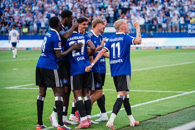 Testspiel: Hamburger SV vs. FC Everton, 01.08.2026 Patson Daka (Hamburger SV, 27) trifft zum 1:1, TOR, JUBEl, hier Albert Gronbaek (Hamburger SV, 11); Fußball, Testspiel: Hamburger SV vs. FC Everton am 01.08.2026 im Volksparkstadion, Hamburg DFL REGULATIONS PROHIBIT ANY USE OF PHOTOGRAPHS AS IMAGE SEQUENCES AND OR QUASI-VIDEO. *** Friendly Match: Hamburger SV vs. FC Everton, August 1, 2026. Patson Daka (Hamburger SV, 27) scores to make it 1–1. GOAL, CELEBRATION, here Albert Gronbaek of Hamburger SV, No. 11, soccer, friendly match between Hamburger SV and Everton FC on August 1, 2026, at the Volksparkstadion, Hamburg. DFL regulations prohibit any use of photographs as image sequences and or quasi-video. Copyright: xBEAUTIFULxSPORTS Tonhäuserx
