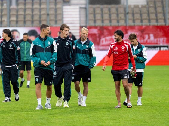 Fußball, Herren, Testspiel, Saison 2026 2027, FC Energie Cottbus - SV Werder Bremen, v.l. Marco Friedl (Werder Bremen), Jens Stage (Werder Bremen), Marco Grüll (Werder Bremen), Leonardo Bittencourt (Energie Cottbus), Romano Schmid (Werder Bremen), 01.08. 2026, *** Soccer, Men s, Friendly Match, 2026–2027 Season, FC Energie Cottbus vs. SV Werder Bremen, from left: Marco Friedl (Werder Bremen), Jens Stage (Werder Bremen), Marco Grüll (Werder Bremen), Leonardo Bittencourt (Energie Cottbus), Romano Schmid (Werder Bremen), August 1, 2026, Copyright: xSebastianxRäppold MatthiasxKochx