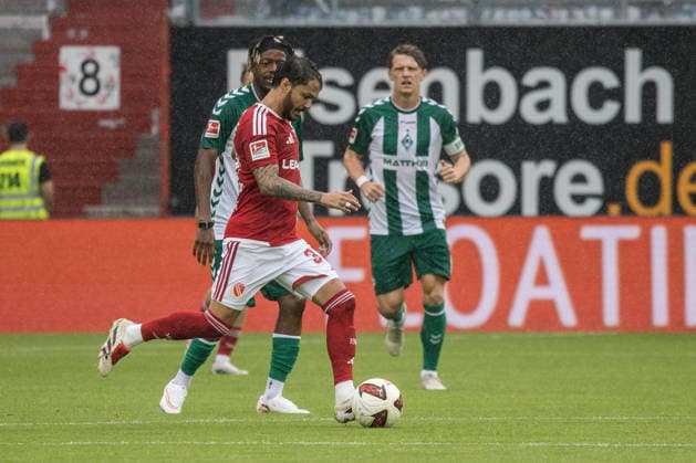 Cottbus, Deutschland 01. August 2026: Testspiel - 2026 2027 - FC Energie Cottbus gegen SV Werder Bremen Im Bild: am Ball Leonardo Bittencourt (Energie Cottbus) LEAG Energie Stadion Brandenburg *** Cottbus, Germany, August 1, 2026 Friendly Match 2026–2027: FC Energie Cottbus vs. SV Werder Bremen. Pictured with the ball: Leonardo Bittencourt of Energie Cottbus at the LEAG Energie Stadium in Brandenburg Copyright: xFotostandx xWeilandx