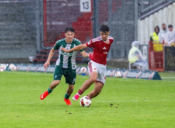 Fußball, Herren, Testspiel, Saison 2026 2027, FC Energie Cottbus - SV Werder Bremen, v.l. Patrice Covic (Werder Bremen), Jannis Zaydan (Energie Cottbus), 01.08. 2026, *** Soccer, Men s, Friendly Match, 2026–2027 Season, FC Energie Cottbus vs. SV Werder Bremen, from left: Patrice Covic (Werder Bremen), Jannis Zaydan (Energie Cottbus), August 1, 2026, Copyright: xSebastianxRäppold MatthiasxKochx