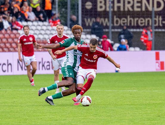 Fußball, Herren, Testspiel, Saison 2026 2027, FC Energie Cottbus - SV Werder Bremen, v.l. Skelly Alvero (Werder Bremen), Julian Guttau (Energie Cottbus), 01.08. 2026, *** Soccer, Men s, Friendly Match, 2026–2027 Season, FC Energie Cottbus vs. SV Werder Bremen, from left: Skelly Alvero (Werder Bremen), Julian Guttau (Energie Cottbus), August 1, 2026, Copyright: xSebastianxRäppold MatthiasxKochx