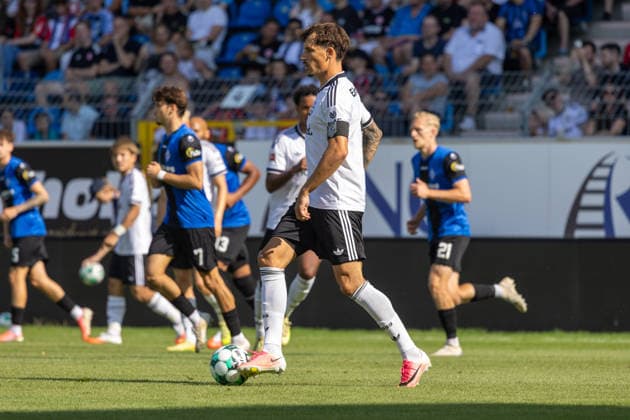 Waldhof Mannheim gegen Eintracht Frankfurt (Testspiel im Carl-Benz-Stadion Mannheim)***Robin Koch (4, Frankfurt) am Ball *** Waldhof Mannheim vs. Eintracht Frankfurt: Friendly Match at Carl Benz Stadium in Mannheim ***Robin Koch 4, Frankfurt in Control Copyright: xUdoxHerrmannx