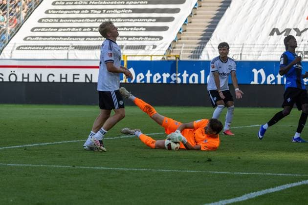 Waldhof Mannheim gegen Eintracht Frankfurt (Testspiel im Carl-Benz-Stadion Mannheim)***Gute Torchance für Frankfurt, aber Thiijmen Nijhuis (1, Mannheim) mit guter Parade *** Waldhof Mannheim vs. Eintracht Frankfurt Friendly Match at Carl Benz Stadium in Mannheim ***Good scoring chance for Frankfurt, but Thiijmen Nijhuis 1, Mannheim makes a great save Copyright: xUdoxHerrmannx