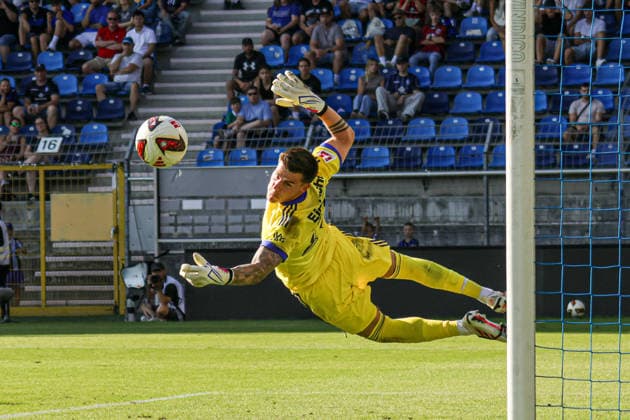 01.08.2026, xhettx, Fussball Testspiel, SV Waldhof Mannheim - Eintracht Frankfurt v.l. Michael Zetterer (SG Eintracht Frankfurt, 23) hechtet nach dem Ball (DFL DFB REGULATIONS PROHIBIT ANY USE OF PHOTOGRAPHS as IMAGE SEQUENCES and or QUASI-VIDEO) *** August 1, 2026, xhettx, Soccer Friendly Match, SV Waldhof Mannheim vs. Eintracht Frankfurt; from left: Michael Zetterer, SG Eintracht Frankfurt, 23, dives for the ball. DFL and DFB regulations prohibit any use of photographs as image sequences and or quasi-video.