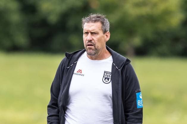 SSV Jahn Regensburg vs. SSV Ulm 1846 Fußball, Fussball, Testspiel, Trainingsplatz Regensburg 01.08.26 Freisteller Einzelbild Portrait Porträt Oliver Unsöld (SSV Ulm 1846 Fußball, Co-Trainer) SSV Jahn Regensburg vs. SSV Ulm 1846 Fußball, Fussball, Testspiel, Trainingsplatz Regensburg 01.08.26 Foto: Lucca Fundel Regensburg Trainingsplatz Bayern Deutschland *** SSV Jahn Regensburg vs. SSV Ulm 1846 Soccer, Football, Friendly Match, Regensburg Training Ground 01 08 26 Cutout Single Image Portrait Oliver Unsöld SSV Ulm 1846 Soccer, Assistant Coach SSV Jahn Regensburg vs. SSV Ulm 1846 Soccer, Football, Friendly Match, Training Ground Regensburg 01 08 26 Photo by Lucca Fundel Regensburg Training Ground Bavaria Germany