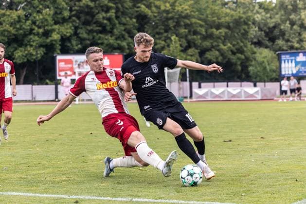 SSV Jahn Regensburg vs. SSV Ulm 1846 Fußball, Fussball, Testspiel, Trainingsplatz Regensburg 01.08.26 v.l. Erik Majetschak (SSV Jahn Regensburg, 13), Steffen Meuer (SSV Ulm 1846 Fußball, 18) SSV Jahn Regensburg vs. SSV Ulm 1846 Fußball, Fussball, Testspiel, Trainingsplatz Regensburg 01.08.26 Foto: Lucca Fundel Regensburg Trainingsplatz Bayern Deutschland *** SSV Jahn Regensburg vs. SSV Ulm 1846 Soccer, Football, Friendly Match, Regensburg Training Field, August 1, 2026, from left: Erik Majetschak (SSV Jahn Regensburg), 13, Steffen Meuer SSV Ulm 1846 Soccer, 18 SSV Jahn Regensburg vs. SSV Ulm 1846 Soccer, Friendly Match, Regensburg Training Ground, August 1, 2026 Photo by Lucca Fundel Regensburg Training Ground, Bavaria, Germany