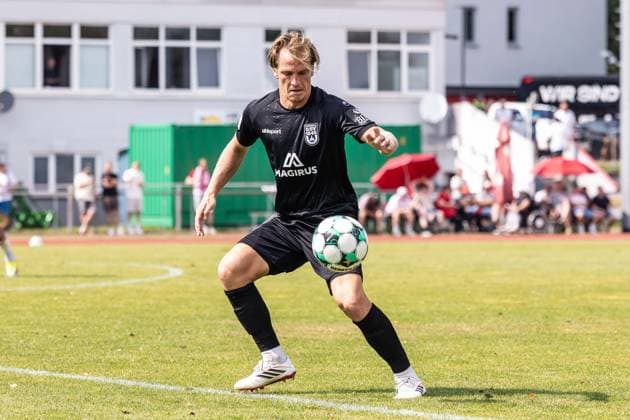 SSV Jahn Regensburg vs. SSV Ulm 1846 Fußball, Fussball, Testspiel, Trainingsplatz Regensburg 01.08.26 Emanuel Taffertshofer (SSV Ulm 1846 Fußball, 22) SSV Jahn Regensburg vs. SSV Ulm 1846 Fußball, Fussball, Testspiel, Trainingsplatz Regensburg 01.08.26 Foto: Lucca Fundel Regensburg Trainingsplatz Bayern Deutschland *** SSV Jahn Regensburg vs. SSV Ulm 1846 Soccer, Soccer, Friendly Match, Regensburg Training Field, August 1, 2026, Emanuel Taffertshofer, SSV Ulm 1846 Soccer, 22 SSV Jahn Regensburg vs. SSV Ulm 1846 Soccer, Soccer, Friendly Match, Regensburg Training Ground, August 26, 2001 Photo by Lucca Fundel, Regensburg Training Ground, Bavaria, Germany