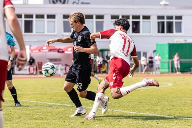 SSV Jahn Regensburg vs. SSV Ulm 1846 Fußball, Fussball, Testspiel, Trainingsplatz Regensburg 01.08.26 v.l. Emanuel Taffertshofer (SSV Ulm 1846 Fußball, 22), Marco Wörner (SSV Jahn Regensburg, 11) SSV Jahn Regensburg vs. SSV Ulm 1846 Fußball, Fussball, Testspiel, Trainingsplatz Regensburg 01.08.26 Foto: Lucca Fundel Regensburg Trainingsplatz Bayern Deutschland *** SSV Jahn Regensburg vs. SSV Ulm 1846 Soccer, Football, Friendly Match, Regensburg Training Ground, August 1, 2026, from left: Emanuel Taffertshofer, SSV Ulm 1846 Soccer, 22, Marco Wörner SSV Jahn Regensburg, 11 SSV Jahn Regensburg vs. SSV Ulm 1846 Soccer, Football, Friendly Match, Regensburg Training Ground 01 08 26 Photo by Lucca Fundel Regensburg Training Ground Bavaria Germany