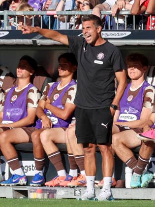 Trainer Marcel Rapp (FC St. Pauli) gestures during the pre-season friendly match between FC St. Pauli and RC Deportivo La Corunaat Millerntor Stadium on August 1, 2026 in Hamburg, Germany. (Photo by Marco Steinbrenner DeFodi Images) - *** FC St. Pauli coach Marcel Rapp gestures during the preseason friendly match between FC St. Pauli and RC Deportivo La Coruna at Millerntor Stadium on August 1, 2026, in Hamburg, Germany. Photo by Marco Steinbrenner, DeFodi Images