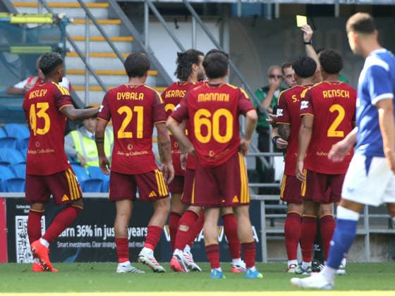 SOCCER - Friendly Match - Cardiff vs. Roma Photo by IPA ABACAPRESS.COM87162401 - August 1, 2026 Cardiff City vs. Roma Friendly Match. Sports; Soccer; In the photo: Referee issues yellow cards to everyone (Photo by Gino Mancini) Cardiff  Copyright: xIPAxSport ABACAx
