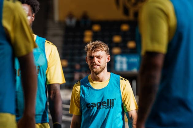 Niederlande Deutschland: Fußball Testspiel Männer 2026 - 2027 - Roda JC Kerkrade vs. Alemannia Aachen - Parkstad Limburg Stadion, Mika Schroers (Alemannia Aachen, 27), Warmmachen, Bank, Transfergerüchte, Einwechselspieler *** Netherlands vs. Germany Men s Soccer Friendly 2026 2027 Roda JC Kerkrade vs. Alemannia Aachen Parkstad Limburg Stadium, Mika Schroers Alemannia Aachen, 27, Warm-up, Bench, Transfer Rumors, Substitutes Copyright: xThiemoxRudolphx