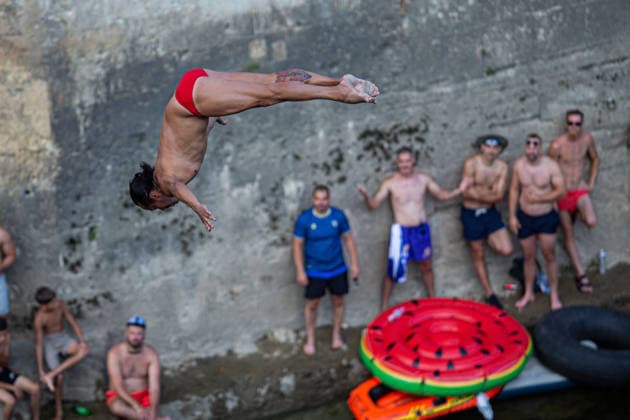 Red Bull Cliff Diving spectacle draws thousands of spectators to Mostar MOSTAR, BOSNIA AND HERZEGOVINA - AUGUST 01: The world s top cliff divers gather in Mostar, Bosnia and Herzegovina for the Red Bull Cliff Diving World Series, held at the iconic Old Bridge, one of the country s most recognizable landmarks on August 01, 2026. Athletes performed dives from heights of 27 meters for men and 21 meters for women, showcasing exceptional precision, technique and courage before thousands of spectators lining the banks of the Neretva River and the city s historic Old Town. Mostar is once again hosting one of the most spectacular events in the world of extreme sports, bringing together the world s best cliff divers while attracting thousands of local and international visitors. Denis Zuberi Anadolu Mostar Bosnia and Herzegovina. Editorial use only. Please get in touch for any other usage.  Copyright: x2026xAnadoluxDenisxZuberix