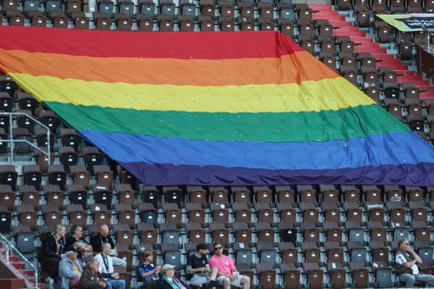 Fussball: Freundschaftsspiel, FC St. Pauli - Deportivo La Coruna, Hamburg, 01.08.2026 Feature, CSD, Regenbogenfahne *** Soccer Friendly Match, FC St. Pauli vs. Deportivo La Coruna, Hamburg, August 1, 2026; Feature, CSD, Rainbow Flag