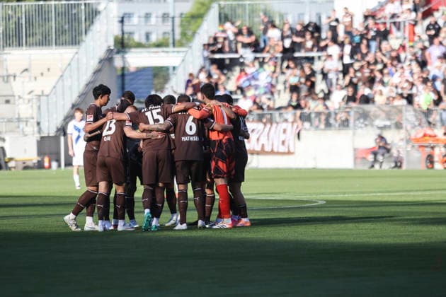 Fussball: Freundschaftsspiel, FC St. Pauli - Deportivo La Coruna, Hamburg, 01.08.2026 Spielerkreis St. Pauli *** Soccer Friendly Match, FC St. Pauli vs. Deportivo La Coruna, Hamburg, August 1, 2026, St. Pauli Players Circle