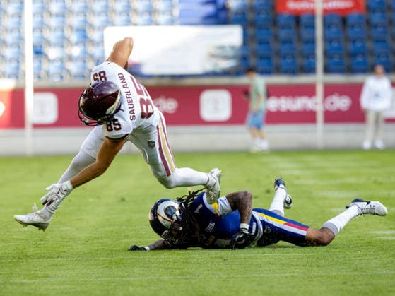 Miss tackle from 1 Cameron Bergeron (Free Safety) Alpine Rams. 85 Tim Sauerland (Tight End) Rhein Fire run with the ball. Rhein Fire vs Alpine Rams, American Football, American Football League Europe, Week 11, 2026, 01.08.2026, Duisburg Schauinsland-Reisen-Arena Germany Copyright: xPFA ChristopherxMettkenx