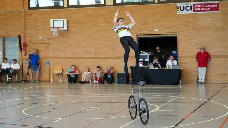 Philipp Thies Rapp beendet seine Kür mit spektakulärem Rückwärts-Salto, RSV Tailfingen, Deutschland Weltcup, Kunstrad, 01.08.2026 Weltcup, Kunstrad, 01.08.2026 Foto: Eibner-Pressefoto Pascal Sattler *** Philipp Thies Rapp finishes his freestyle routine with a spectacular backward somersault, RSV Tailfingen, Germany, World Cup, Artistic Cycling, August 1, 2026, World Cup, Artistic Cycling, August 1, 2026, Photo: Eibner, Press Photo: Pascal Sattler Copyright: xEibner-Pressefotox EP_PSR